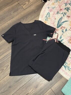 Figs Charcoal Petite SM Zamora Joggers & SM Catarina One Pocket Scrub Top Set